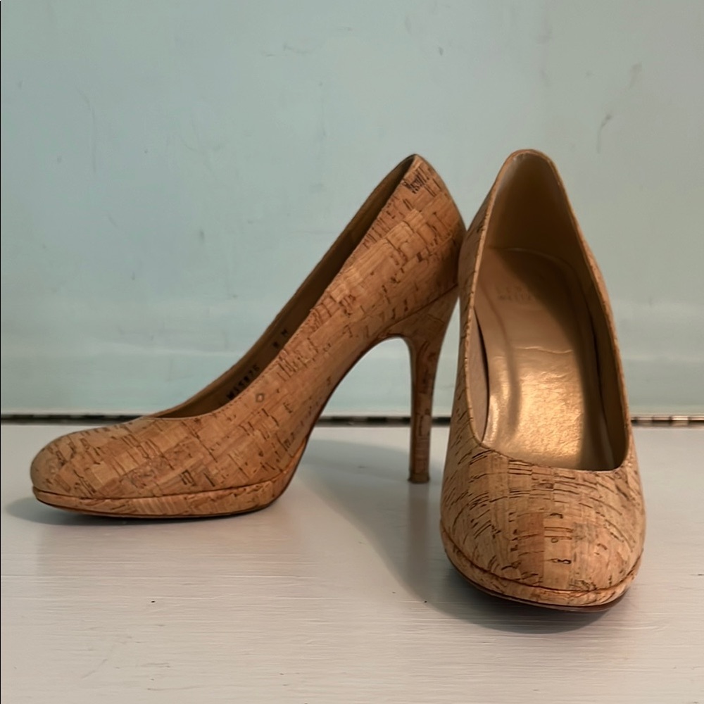 Stuart Weitzman Tan Heels Classic rounded Toe